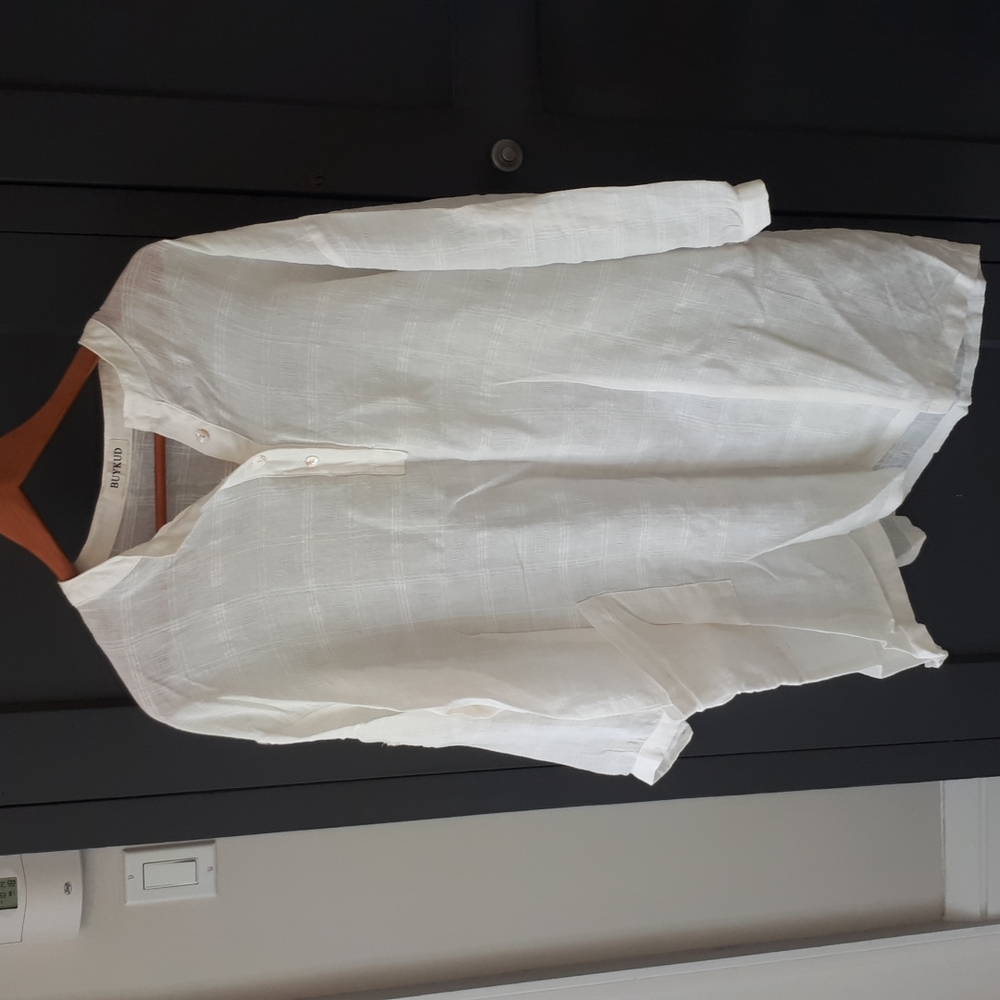 BUYKUD  linen top. Size L